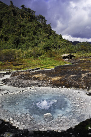 Fuente del rio blanco de las termas de San Juan, Volcán Puracé, Colombia.